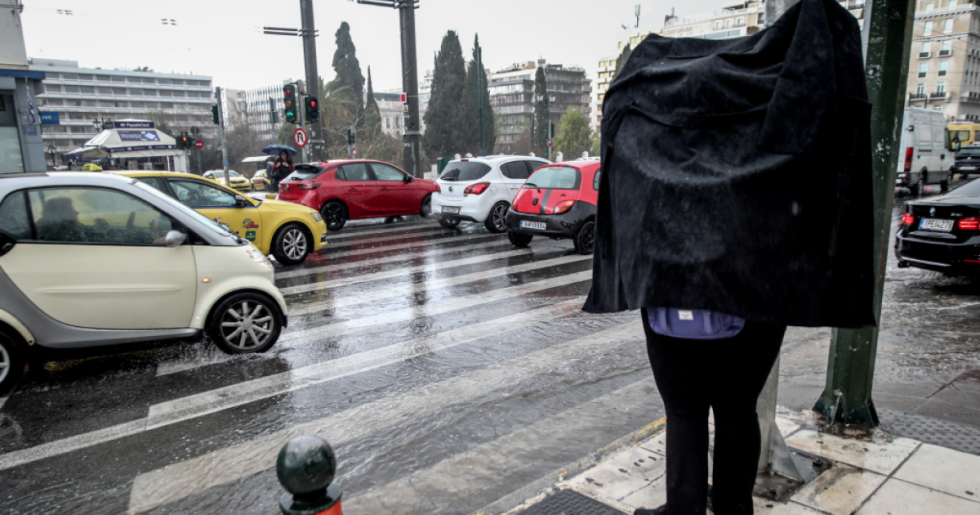 Σάρωσε τη χώρα η κακοκαιρία - Υπερχείλισε ρέμα, «έπεσαν» σπίτια, ποτάμια οι δρόμοι
